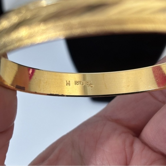 Trifari gold tone etched bracelet - Picture 3 of 8